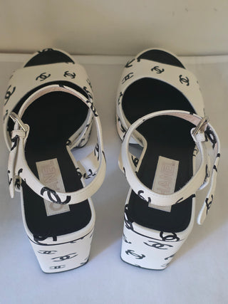 Chanel White Leather Interlocking CC Logo Leather Sandals 40 sz