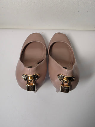 Louis Vuitton Beige leather LV logo Charms Oh Really! Pumps 40 sz